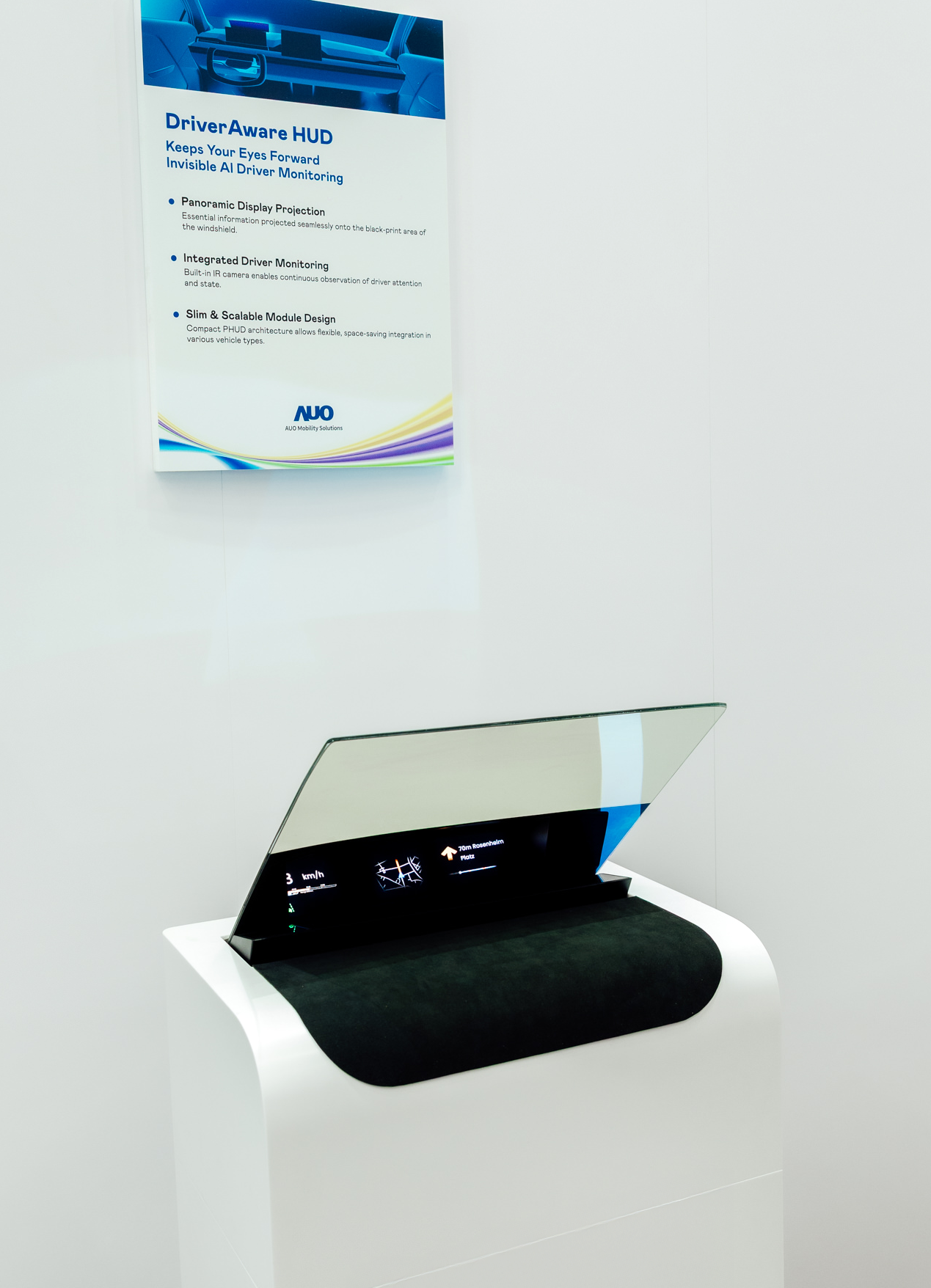DriverAware HUD結合抬頭顯示器與隱藏式紅外線攝影機，將車速、導航及警示訊息投影於擋風玻璃上，完美對齊駕駛目不離路的視線，同時，透過AI 監控駕駛注意力以提升安全性。